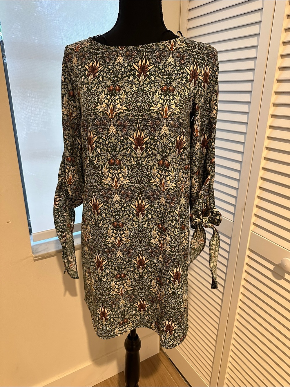 H&M Green Floral Long-Sleeve Shift Dress with Tie Sleeves
